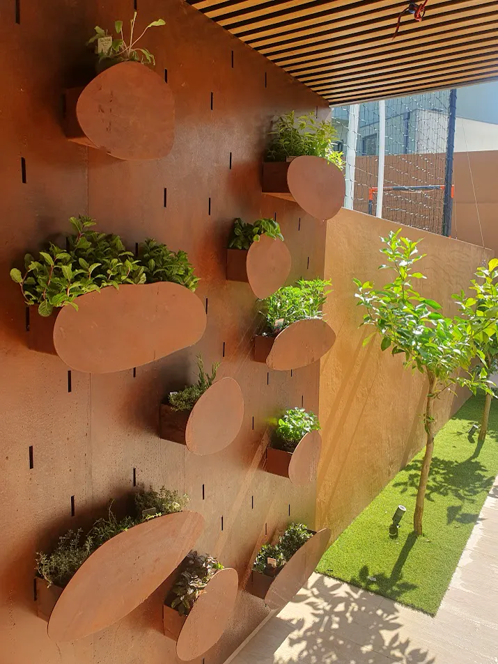 Jardim amplo com relvado