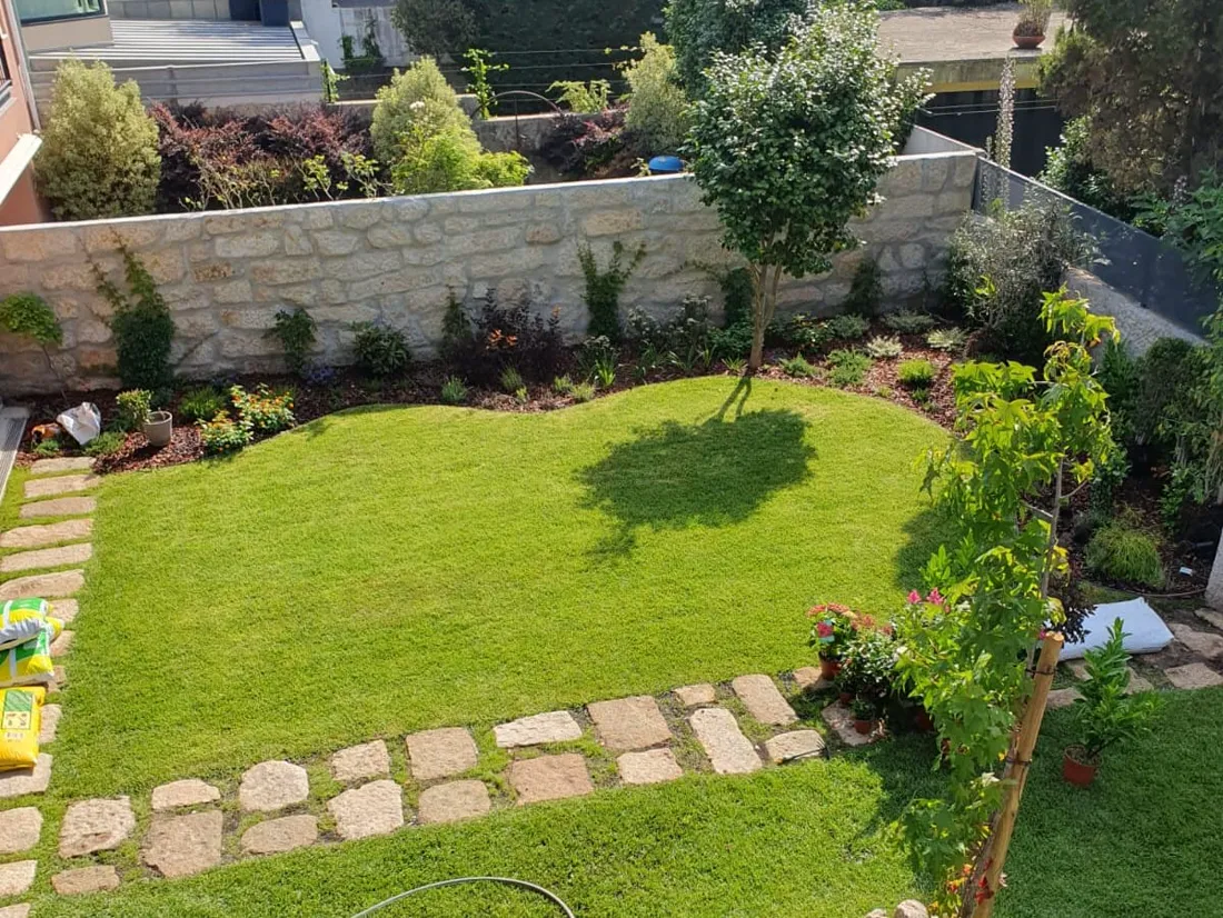 Jardim moderno construído pela Raízes Versáteis